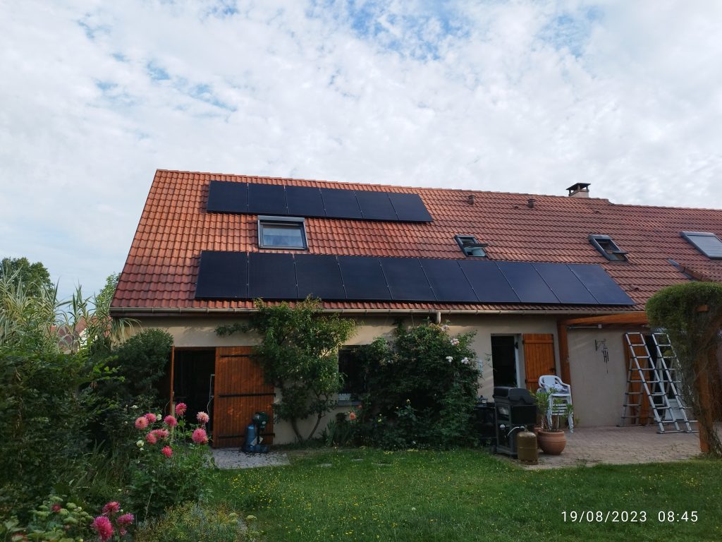 Photo d'une maison avec des panneaux photovoltaïque