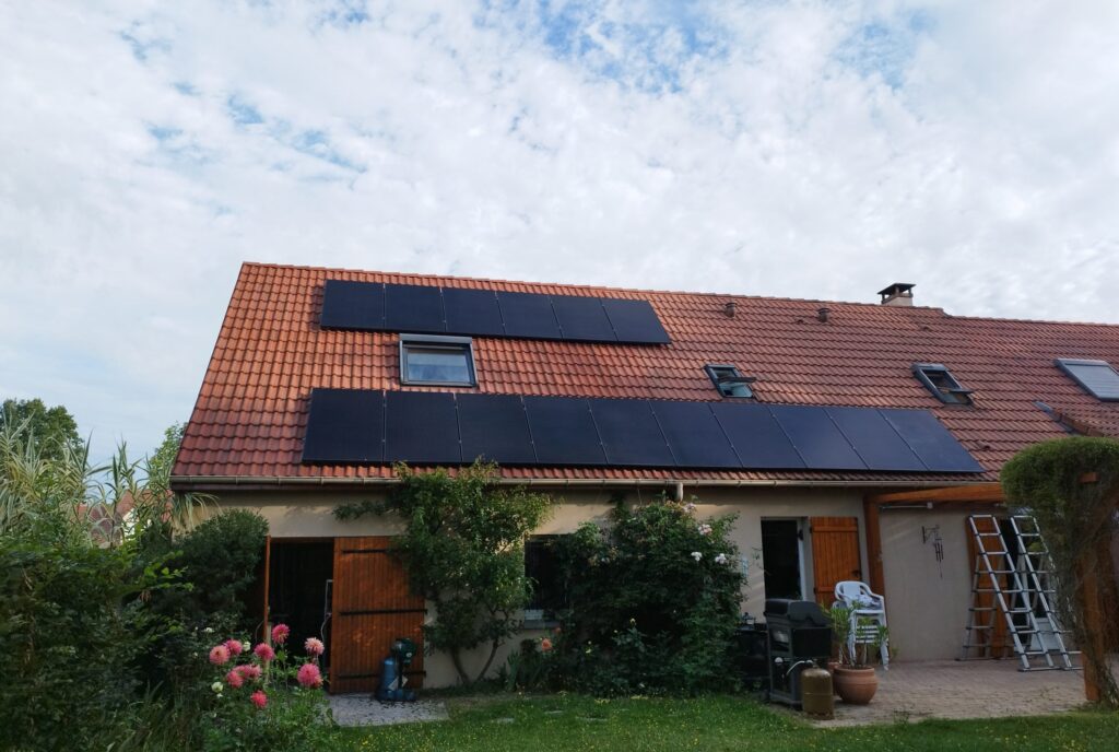 Photo d'une maison avec des panneaux photovoltaïque dont l'électricité générale a été réalisée par SOGEPROG