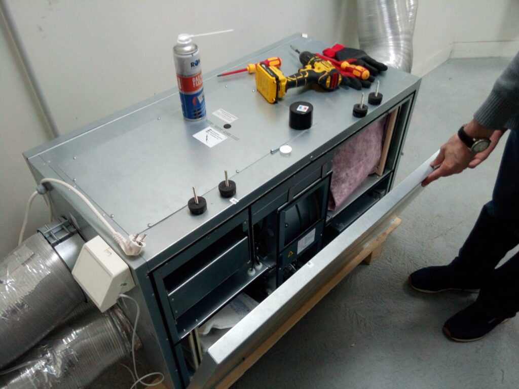 image d'une unité de traitement de l'air en maintenance par SOGEPROG
