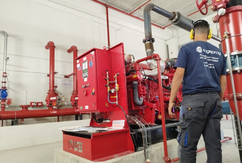 image d'une personnage effectuant une maintenance sur un sprinkler