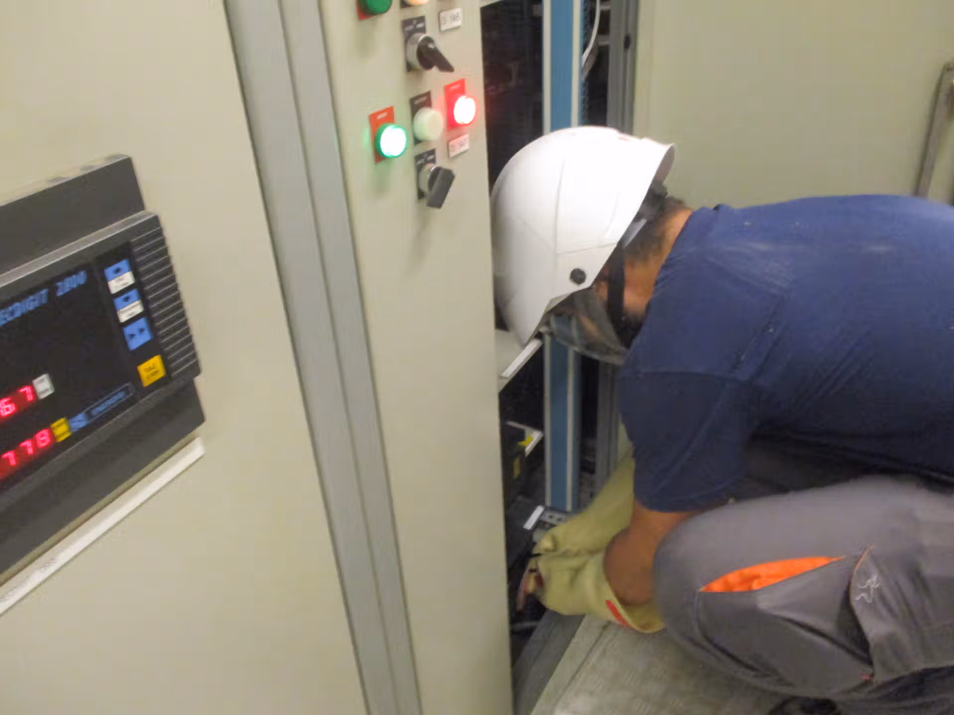 image d'un technicien SOGEPROG sur un appareil du génie électrique